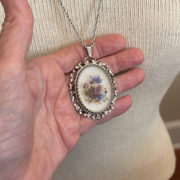 Vintage Whiting & Davis Frosted Floral Cameo, Silver-tone Chain - Picture 12 of 16